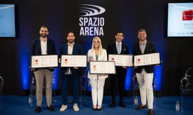 I protagonisti del talk&nbsp;Radici profonde, sguardi inediti: la nuova generazione dell&rsquo;h&ocirc;tellerie italiana, andato in scena a Identit&agrave; Milano 2026 per lo Speciale Ospitalit&agrave;.&nbsp;Da sinistra:&nbsp;Gianvito Mangano, owner di&nbsp;Canne Bianche Lifestyle Hotel, Biagio Spagnuolo,&nbsp;general manager del Sant&rsquo;Angelo&nbsp;Matera e Sant&rsquo;Angelo Ostuni e ceo del gruppo Bema, Elisabetta Canoro, giornalista specializzata nel settore ospitalit&agrave; che ha moderato l'incontro,&nbsp;Giovanni Torre Avallone,&nbsp;ma&icirc;tre de maison e chief experience officer del Grand Hotel Parker's a Napoli, e Francesco Monti,&nbsp;co-owner dell&rsquo;Hotel Mediterraneo di Sorrento. Tutte le foto sono di Brambilla/Serrani
