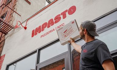 Luca Pelliccioni davanti all'insegna del suo Impasto
