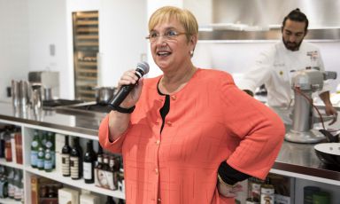 Sfiziosa chiusura a margine della lezione di Heinz Beck e Andrew Zimmermann a Eataly Chicago. A grande richiesta, Lidia Bastianich, la cuoca italiana più celebre degli Stati Uniti, ha preso in mano il microfono e raccontato dei menu serviti pochi giorni fa a Papa Francesco I, in visita negli Stati Uniti. Sette anni fa aveva fatto lo stesso con Papa Benedetto XVI (foto Brambilla/Serrani)