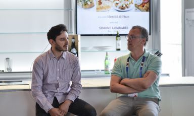 Il pizza-chef Simone Lombardi insieme a Gabriele Zanatta poche ore fa a Identità di Pizza, appuntamento inserito nel programma di Identità Expo. Lombardi lavora da Dry - Coktails & Pizza, in via Solferino 33, a Milano. Tel: +39.02.63793414