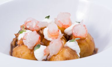 Gnocchi with quarantine potatoes, red prawns, prescinsoa and marjoram. One of the dishes from  Impronta D’Acqua, recently opened in Cavi di Lavagna (Genova). At the helm, Friulian  Ivan Maniago and partner Romina Di Fabio, tel.  +39.375.5291077
