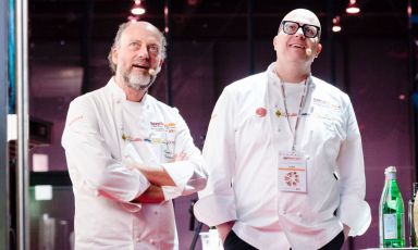 Moreno Cedroni e Paolo Brunelli insieme sul palco di Identità Milano: non è la prima volta che i due si incontrano per unire i propri talenti e la propria fantasia, facendo incontrare il gelato contemporaneo con la cucina d'autore
