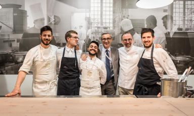 Terzo da destra, Riccardo Felicetti del pastificio Felicetti di Predazzo (Trento), con i ragazzi delle brigate di Norbert Niederkofler e Cracco Cracco, che hanno cucinato nel suo pop-up (foto Brambilla/Serrani)
