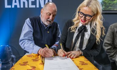 Paolo Marchi per Identità Golose e Dominga Cotarella per Terranostra - Campagna Amica firmano il Protocollo d’intesa tra cucina contadina e cucina d’autore, a Identità Milano 2025, nella giornata Golosi di Identità in collaborazione con Fondazione Cotarella. Tutte le foto sono di Brambilla-Serrani
