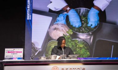 Chef Fatmata Binta, cuoca originaria della Sierra Leone, sul palco di Identià Milano 2023
