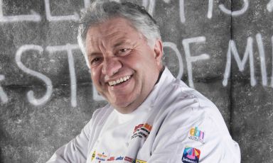 Peppe Guida, classe 1965, è chef e patron dell'Antica Osteria Nonna Rosa, a Vico Equense (Napoli). Da giovedì 11 a sabato 13 ottobre, la sua cucina sarà protagonista a Identità Golose Milano: il menu prevede quattro portate, più un'entrée, e quattro calici in abbinamento. Il costo è di 75€ a persona
