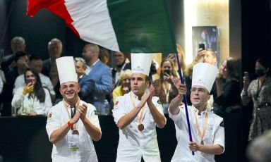 Massimo Pica, Andrea Restuccia e Lorenzo Puca sventolano il triclore a Lione: un mese fa hanno vinto la Coupe du Monde de la Pâtisserie
