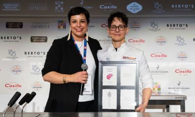 Irina Steccanella (a destra) con Francesca Romana Barberini al termine della sua masterclass all'ultima edizione di Identità Milano 2024. Foto Brambilla-Serrani
