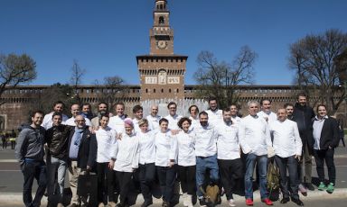 Foto di gruppo all'ombra del Castello Sforzesco di Milano per tutti i cuochi che hanno preso parte ieri mattina alla conferenza di presentazione di Identità Expo. Abbiamo chiesto a ognuno di loro: "Quale Expo sogni?" (foto e fotogallery di Brambilla/Serrani)