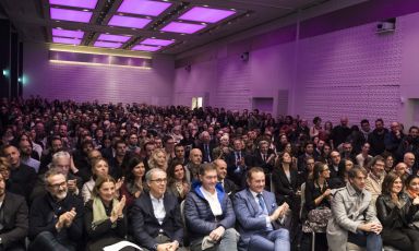 Il colpo d'occhio sulla sala al piano terra dell'Excelsior Gallia di Milano, sede della presentazione dell'undicesima Guida ai ristoranti di Identità Golose, martedì 28 novembre. In prima fila, si riconoscono, da sinistra a destra, Davide Di Fabio e Massimo Bottura dell'Osteria Francescana di Modena, Cristina Franceschetti e Alessandro Guidi di Caraiba, Enrico e Francesco Cerea di Da Vittorio. Foto a cura di Francesca Brambilla e Serena Serrani
