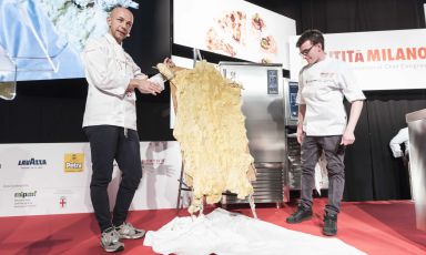 Riccardo Camanini, his sous Gilles Fornoni and sbernia [sheep’s meat] covered in beeswax at Identità Milano 2018 (photo Brambilla-Serrani)
