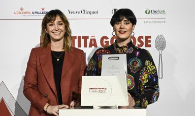 Valentina Rizzo è la migliore chef per la Guida ai Ristoranti di Identità Golose 2022 (premio Acqua Panna - S. Pellegrino). Nella foto la vedete insieme a Camilla Cancellieri, Brand manager Premium Waters Gruppo Sanpellegrino che le ha consegnato il riconoscimento sul palco allestito da Identità Golose all'interno della suggestiva location della Triennale di Milano - Foto: Brambilla Serrani
