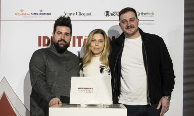 Davide De Pra and Matteo Metullio on the stage with Sara Biasi, marketing and communication manager at Pasqua Vigneti e Cantine, who gave them the award for Best Chef 2022 from the Guida di Identità
