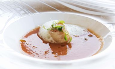 Il gazpacho con pesche e gamberi della coppia Andrea Ribaldone-Domingo Schingaro, al timone del ristorante di Identità Expo S.Pellegrino. Il piatto, in carta al nostro padiglione, si giova del pomodoro di Tomato Farm, azienda alessandrina ieri protagonista di un'interessante lezione (foto Brambilla/Serrani)