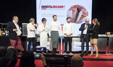 Paolo Marchi, Massimo Bottura, Davide Oldani, Andrea Berton, Carlo Cracco and Cinzia Benzi on the stage of Identità Milano 2019 to celebrate Alain Ducasse. All the photos are from Brambilla-Serrani
