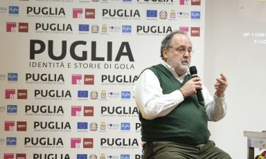 Paolo Marchi sul palco della prima delle due giornate di Puglia – Identità e storie di gola a Castellaneta, in provincia di Taranto. Ha detto, ricordando anche le precedenti tappe dell'iniziativa: «Una regione, la Puglia, sei province e altrettanti momenti per scandire le eccellenze, secondo un calendario che ha sempre toccato ogni aspetto della ristorazione di qualità per fare emergere il meglio del territorio e della sua storia. In tutto abbiamo presentato 72 lezioni e altrettanti relatori: questi sono fatti concreti»
