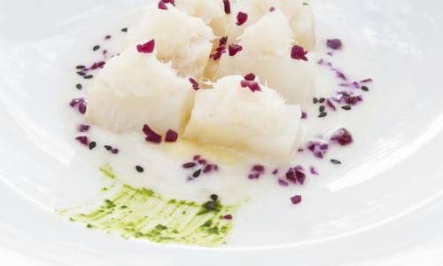 Teheran, ossia baccalà mantecato e a dadi, latte di sesamo bianco, purè addolcito, cavolo viola fermentato. Nello scatto di Francesca Brambilla e Serena Serrani uno dei nuovi piatti del menu degustazione 2016 di Moreno Cedroni, denominato Via della Seta
