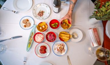 Faccio io l'antipasto misto a sorpresa da mettere al centro, per tutto il tavolo di Molino Trattoria Moderna. Foto Luca Managlia
