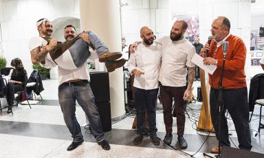 Diego Rossi, Misha Sukyas, Matteo Monti, Eugenio Roncoroni e Paolo Marchi. Sono alcuni dei protagonisti della cena benefica Aggiungi un posto a tavola, organizzata domenica 27 novembre al Blocco Sud dell'Ospedale Niguarda di Milano a favore del Centro Clinico Nemo, struttura che si prende cura di persone con malattie neuromuscolari di tutte le età. Una splendida serata, testimoniata dalla gallery a cura di Julie Pedroni-Gipsy Jungle (foto nelle cucine) e Francesca Brambilla e Serena Serrani (in sala)
