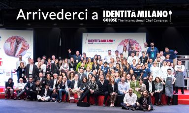 Foto di gruppo finale di Identità Golose lo scorso anno a marzo, edizione numero 15. La 16ª si farà ancora un poco attendere, per cause indipendenti dalla nostra volontà. Ma arriverà
