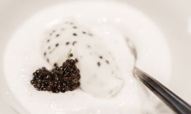 Lo splendido Gelato latte e caviale servito al termine della cena tutta a base di caviale Calvisius e firmata Andrea Ribaldone, a Identità Expo S.Pellegrino