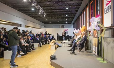 La lezione La disobbedienza ai luoghi comuni – Qualità reale o artificiale? Uno dei talk che si sono tenuti nello Spazio Arena, a Identità Milano 2024, in collaborazione con la Fondazione Cotarella. Foto a cura di Brambilla-Serrani
