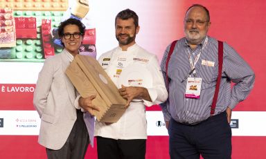 Enrico Bartolini è il Cuoco dell'Anno, premiato da Francesca Moretti, presidente della Terra Moretti Vino. Lo chef del ristorante Mudec di Milano (3 stelle Michelin) riceve anche il premio Eccellenze Lombarde della Regione Lombardia
