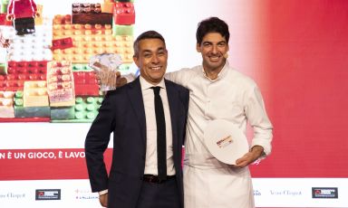 Per il premio Identità Nuove sfide: MASSIMILIANO ALAJMO di Le Calandre a Rubano, Padova. Premia Enrico Berto, Presidente e Amministratore Delegato Berto's
