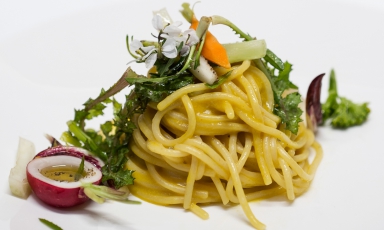 Da qualche mese Michele Biagiola ha aperto un nuovo ristorante nelle Marche. Si chiama Signore te ne ringrazi ed è a Montecosaro, in provincia di Macerata. Ecco la sua ricetta per il 2017
