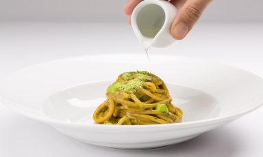 Spaghettoro Verrigni, aglio, olio, prezzemolo, anemoni di mare e un sorso di sake di Antonio Bufi, da poco pi&ugrave; di un anno chef pugliese de&nbsp;Le Giare&nbsp;a Bari (foto Ezio d'Onghia)
