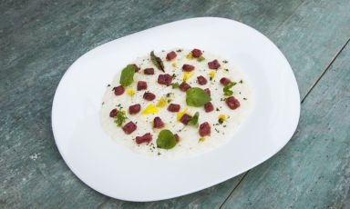 Continuiamo a proporre delle declinazioni meridionali di un piatto tradizionalmente nordico come il risotto: questa volta andiamo nella splendida Sardegna, per incontrare Roberto Petza. Un'eccellenza della cucina italiana che con il suo S'Apposentu ha conquistato una stella Michelin dal piccolo borgo di Siddi, nel cuore del Campidanese (foto di Alessandro Congiu)
