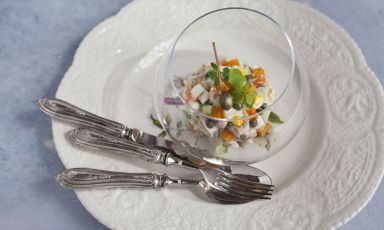 La splendida insalata russa, o per meglio dire insalata Olivier, nella ricetta classica firmata Liudmila Musatova
