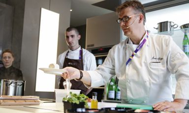 Alessandro Gilmozzi, de El Molin di Cavalese (piazza Cesare Battisti 11, tel. +39.0462.340074), è stato il protagonista ieri a Identità di Pasta, la sezione d'Identità Expo dedicato al cibo più amato dagli italiani. 