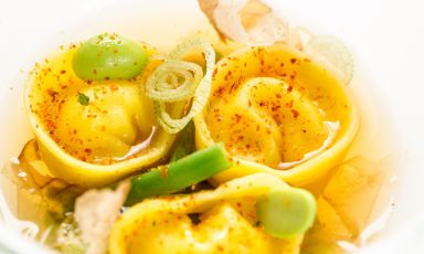 Cappellotti Double Umami (Blend Spicy Bomba-y): sarà l'attesissimo secondo piatto del menu di quattro portate firmato Francesco Apreda e Matthias Schmidberger, domani sera, sabato, a Identità Expo S.Pellegrino (il costo è di 75 euro vini compresi, prenotazioni expo@magentabureau.it e telefono +39.02.62012701)