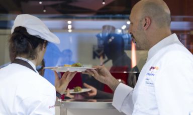 E' Andrea Ribaldone il protagonista della settimana per "Italian & International Best Chefs", i migliori cuochi nelle cucine di Identità Expo S.Pellegrino. Firmerà un menu di quattro portate, con altrettanti vini al calice, che è possibile prenotare ai seguenti recapiti: expo@magentabureau.it o tel. +39.02.62012701. Il costo è di 75 euro