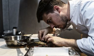 Antonio Guerra, chef del ristorante Vitique a Greve in Chianti, sarà a Identità Golose Milano mercoledì 1 marzo, con un menu che sarà abbinato ai vini della cantina Lamole di Lamole, la cui tenuta ospita il ristorante. Per prenotare il vostro tavolo, visitate il sito ufficiale dell'Hub
