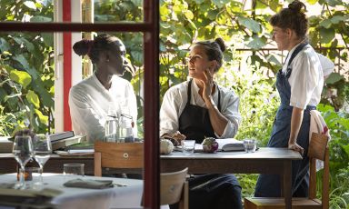 La chef Alice Delcourt, al centro, con alcune sue collaboratrici al ristorante Erba Brusca di Milano
