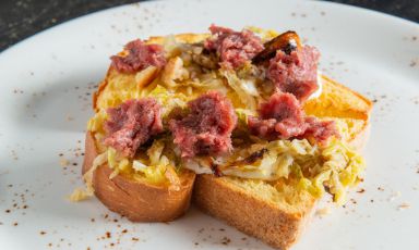 Pan brioche, verza, Reblochon e Ciauscolo: il piatto dell'autunno di Antonio Pappalardo
