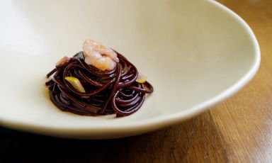 Spaghettone Monograno Felicetti, bacche di sambuco dei Castelli Romani e gamberi di Sara Scarsella e Matteo Compagnucci, chef del ristorante Sintesi di Ariccia, Roma. Foto Andrea Di Lorenzo
