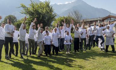 Foto celebrativa degli chef protagonisti della kermesse dedicata al bitto a La Fiorida, in Valtellina. E' stata un grande successo. Il racconto di Identità Golose
