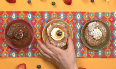 Tre squisite zeppole preparate da Vincenzo Santoro della pasticceria Martesana di Milano (ma lui è di origini pugliesi). È dolce tipico soprattutto di Campania e Calabria, ma diffuso anche nel resto del Sud, con altri nomi. La tradizione vuole che venga preparato soprattutto nel periodo di Carnevale e di San Giuseppe, la festa del papà. Un'idea per questo weekend, in tutt'Italia
