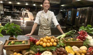 Chudaree "Tam" Debhakam, chef e patron del ristorante Baan Tepa di Bangkok, 2 stelle Michelin e 1 stella verde. Tam è anche Asia's Best Female Chef per la World's 50Best 2025
