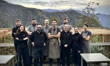 Il team di Contrada Bricconi (sala e cucina) ripreso all'esterno del ristorante (da sinistra a destra): Giuseppe Cavadini, Claudia Ciotola, Nicola Plebani, Davide Cazzani, Mattia Colacicco, Michele Lazzarini, Giulio Bonomelli, Lidia Beretta, Alessia Bosatelli e Francesca Pizio. Tutti giovanissimi (under 40!), preparatissimi e sorridenti!

