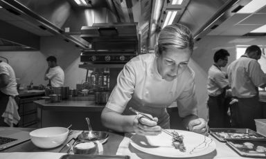 Clare Smyth, classe 1978, nordirlandese. A lungo chef del Gordon Ramsey Restaurant di Londra, 3 stelle Michelin, dall'agosto 2017 è al timone dell'elegante Core, a Notting Hill. Smyth terrà lezione a Identità Milano lunedì 5 marzo alle ore 11.30 (foto Core by Clare Smyth)
