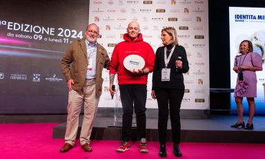 Davide Caranchini, chef del ristorante Materia (Cernobbio, Como) sul palco di Identità Milano 2024, con Paolo Marchi e Cinzia Benzi, riceve il premio "Identità Naturali" promosso da Caraiba dalle mani di Cristina Franceschetti, patron Caraiba. La motivazione: "Giovane e poliedrico, ha saputo interpretare il mondo vegetale senza rinunciare a una cucina onnivora esaltando il lato vegetale senza restrizioni".
