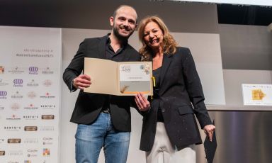 Simone Roveda, Comunicatore 2025 per Bollicine del mondo, assieme alla signora del vino di Identità Golose, Cinzia Benzi
