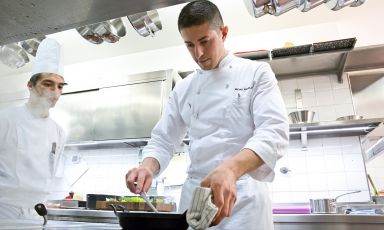 Michelangelo Mammoliti, classe 1985, nato a Giaveno, in provincia di Torino. Dal 2014, è chef del ristorante del resort La Madernassa di Guarene, a poca distanza dal suo paese natale
