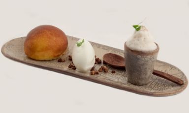 Brioche con gelato di yogurt e mandorle, Birra “montata” Moretti La Rossa, il dolce presentato da Francesco Di Lorenzo de Il Pagliaccio di Roma alla finale della terza edizione del Premio Birra Moretti Grand Cru