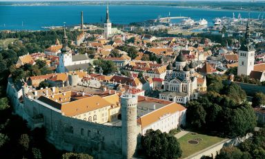 Ripresa aerea della citta medioevale di Tallinn, capitale dell'Estonia, 400mila abitanti. Antico porto anseatico, è patrimonio dell'umanità Unesco e, assieme alla finlandese Turku, Capitale europea della cultura 2011 (foto Toomas Volmer)