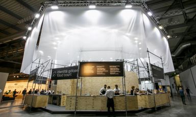 There are Food Courts organised by Identità Golose Milano at Supersalone, until Friday 10th September. One per each Pavilion. Each one hosts four of the eight recipes created by the chefs and pastry chefs selected by Identità: pastry chef Marco Pedron e Carlo Cracco; Matias Perdomo; Cristina Bowerman; Renato Bosco; Eugenio Boer; Massimo Bottura with Il Tortellante; gelatiere Paolo Brunelli; pastry chefs Giacomo and Andrea Besuschio 

